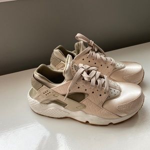 Pastel cream/pinkish  Huarache/ snake skin detail